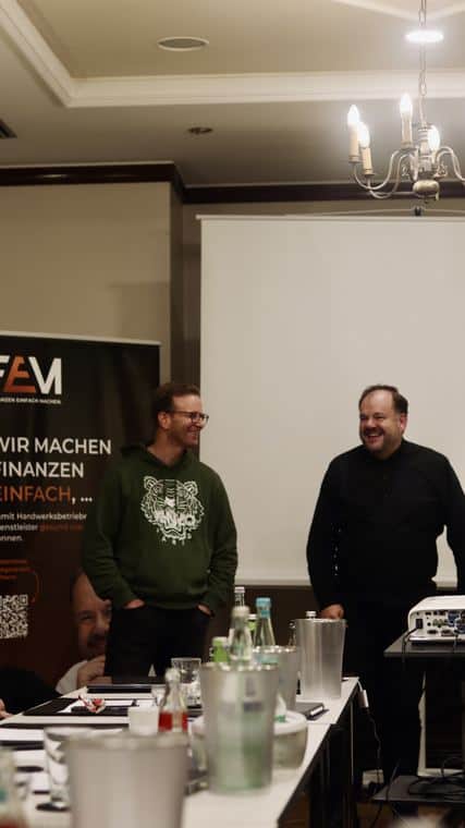 Jörg Roos im Austausch mit Teilnehmern auf einem Fokustag